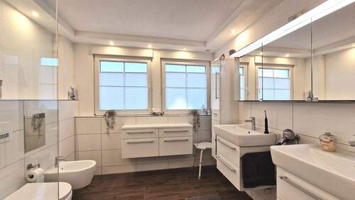 V1647 Bad mit großer Dusche - 