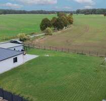 Ebenerdig wohnen in Feldrandlage: Energieeffizienter 4-Zi.-Bungalow mit großen Garten nahe Parchim - Rom Klein Niendorf