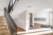 Treppenhaus mit Fahrstuhl - 