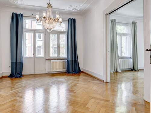 Schlafzimmer mit Zugang zum Balkon - 