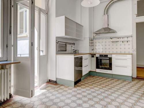 ... mit direktem Zugang zum Balkon. - 