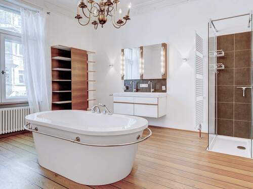 großes Badezimmer mit Badewanne, Dusche ... - 