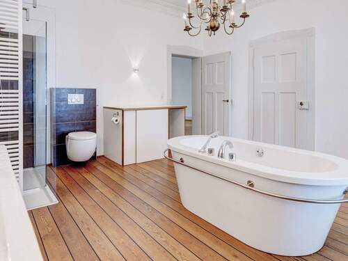 ... und Waschmaschinenanschluss. - 