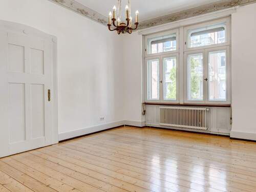 weiteres Schlafzimmer von guter Größe und mit viel Licht - 