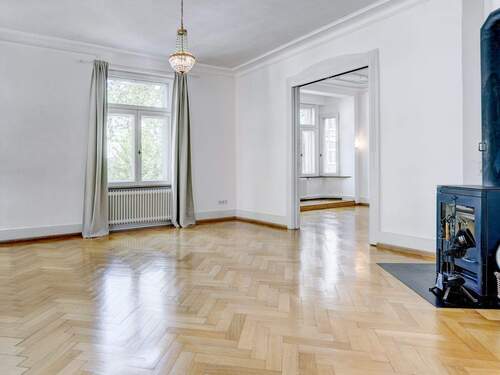 ... und Zugang ins helle Esszimmer. - 