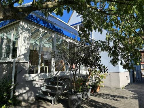 Rückseite mit Wintergarten - Einfamilienhaus mit modernem Wintergarten, Scheune und Obstgarten in Stutensee-Spöck