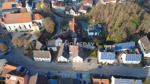 Drohnenaufnahme Vorderseite - Einfamilienhaus mit 191,00 m&sup2; in Siegenburg zum Kaufen