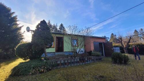 Außenansicht mit Terrasse - 2 Zimmer Mehrfamilienhaus, Wohnhaus zum Kaufen in Jößnitz