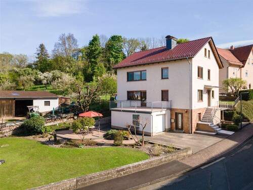 Vorderansicht - Großzügige Obergeschosswohnung mit Balkon, Dachgeschosszimmer und Kelleranteil - Ruhe und Komfort in Ringgau-Lüderbach'