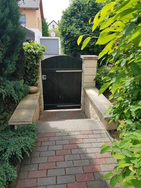 Eingang über Carport - Reihenendhaus mit 120,00 m&sup2; in Weinböhla zum Kaufen