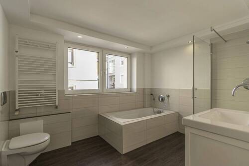 großes Badezimmer - 