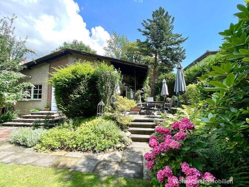 Traum im Garten - Ein Gartentraum: Wohnen auf einer Ebene und Wellness im Keller