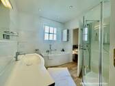 Bad mit Wanne und Dusche - 