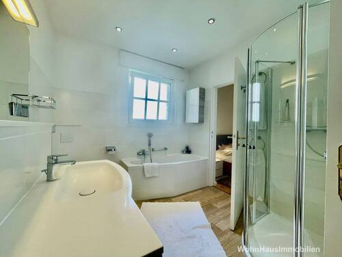 Bad mit Wanne und Dusche - 