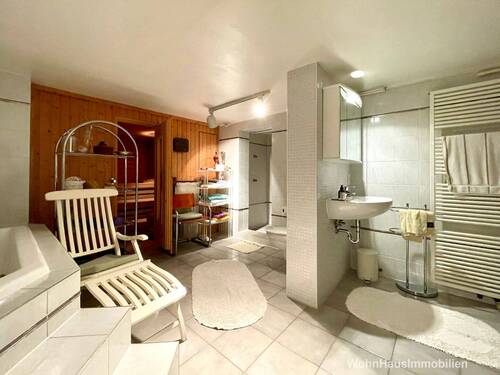 Sauna und Whirlpool im Keller - 