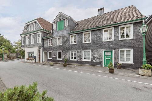 charmantes Wohn-und Geschäftshaus - Denkmalschutz trifft Altbaucharme: Wohn- und Geschäftshaus mit Stellplätzen und Hoffläche!