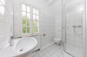 Wohnung 1: Tageslichtbad mit Dusche - 