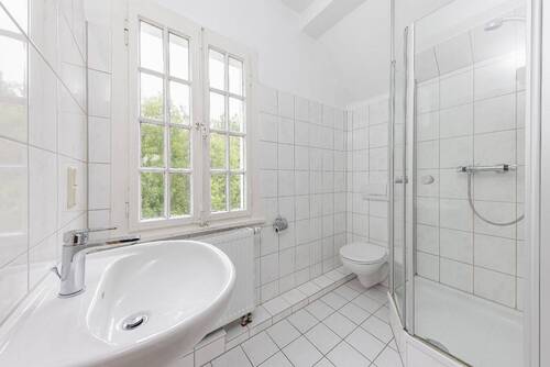 Wohnung 1: Tageslichtbad mit Dusche - 