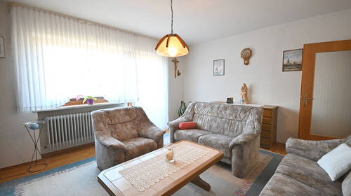 Wohnzimmer mit Balkon - 5 Zimmer Einfamilienhaus zum Kaufen in Velburg