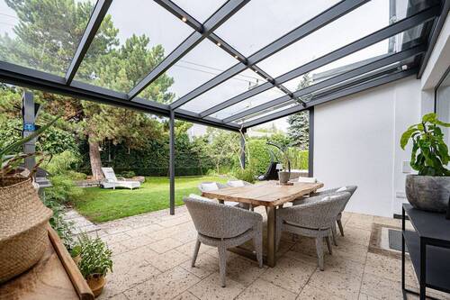 großzügig überdachte Terrasse - Mehrfamilienhaus, Wohnhaus mit 220,00 m&sup2; in München zum Kaufen
