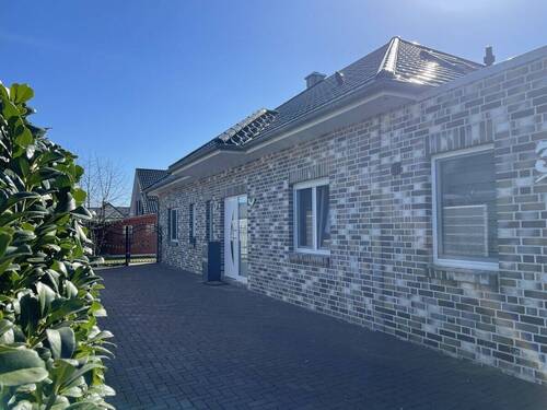 Frontansicht - Ihr neues Familiendomizil mit viel Platz, großem Garten und begehrter Lage in Bösel. Raus aus der Stadt, rein ins Glück!