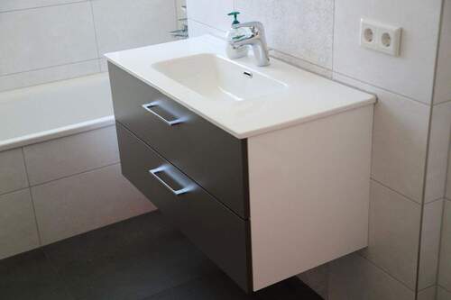 Bad - Waschb. mit Unterschrank - 4 Zimmer Etagenwohnung zum Kaufen in Unterhaching