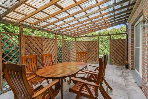 12,60 m² überdachte Terrasse (begehbar aus Wohn- und Schlafzimmer) - 