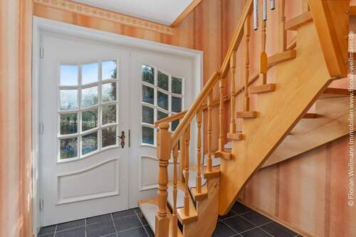 Offene Echtholztreppe im Hausflur - Mehrfamilienhaus, Wohnhaus mit 250,40 m&sup2; in Lienen zum Kaufen