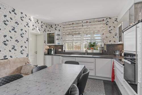 17,76 m² lichtdurchflutete Küche mit anliegendem HWR - 