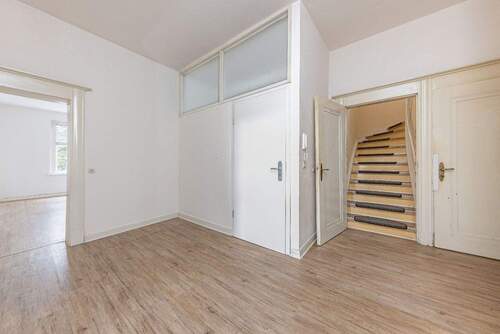 OG: Diele mit Zugang zum Dachgeschoss - 