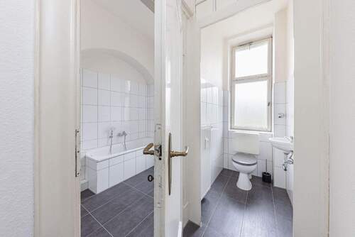 OG: Badezimmer mit separatem WC - 