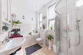EG: modernes Tageslichtbad - 