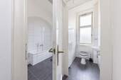 OG: Badezimmer mit separatem WC - 