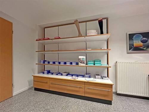 Teil der Ausstellung - 5 Zimmer Gewerbeobjekt (Büro, Produktion, Verkauf) zur Miete in Grevenbroich