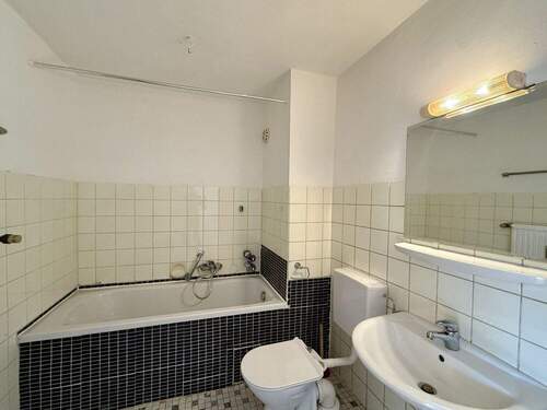 Badezimmer mit Badewanne - 