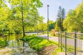 Gegenüberliegender Park - 