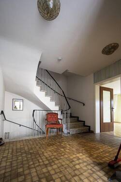 Flur mit Treppenhaus - 