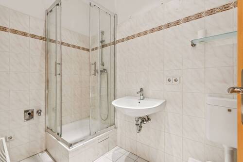Bad mit Dusche - 