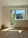 Wohnzimmer - TOLLE, SEHR HELLE, MODERNE, SANIERTE U. GUT GESCHNITTENE RUHIGE, VERMIETETE WOHNUNG MIT GRÜNBLICK