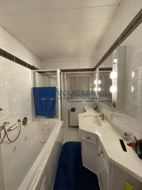 Badezimmer mit Badewanne und Dusche - 