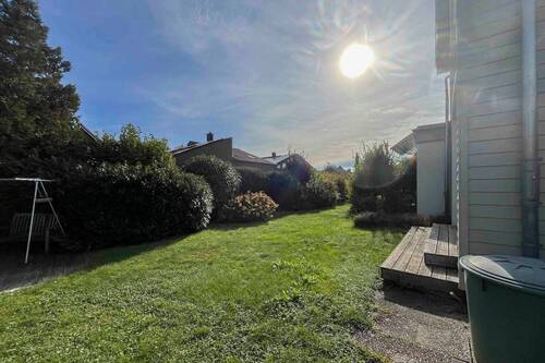 Blick in den Garten - Einfamilienhaus mit 315,10 m² in Burghausen zum Kaufen