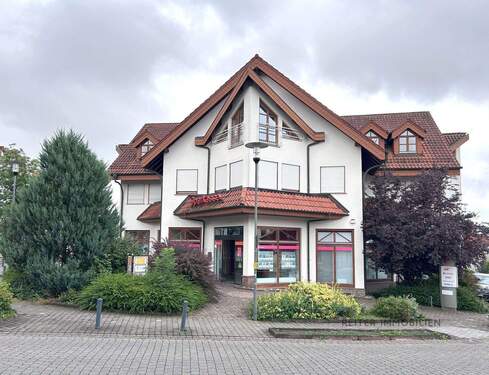 Außenansicht - Erstklassige Investitionschance im Herzen Petersbergs: Vermietete Bankfiliale mit 6 Stellplätzen