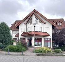 Erstklassige Investitionschance im Herzen Petersbergs: Vermietete Bankfiliale mit 6 Stellplätzen