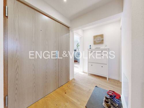 Eingangstür und großzügiger Eingangsbereich - Etagenwohnung mit 123,00 m&sup2; in March zum Kaufen