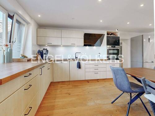 Große Wohnküche mit neuwertiger Arbeitsplatte - 