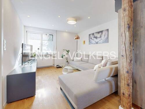 Angenehmer Wohnbereich in die offene Küche übergehend - 