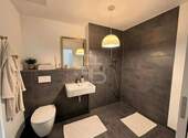 Badezimmer mit bodengleicher Dusche - 