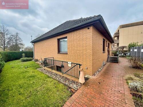 Blick auf das Haus - Wohnen auf einer Ebene - 350.000,00&nbsp;EUR Kaufpreis, ca.&nbsp; 110,00&nbsp;m&sup2;&nbsp;Wohnfl&auml;che