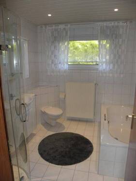 Bad mit Wanne und Dusche - 