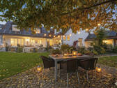 Garten mit Blick auf das Haus - MUTZHAS - Großzügiges Mehrgenerationenhaus mit Hallenbad
